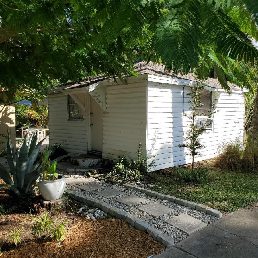 1 Beige Cozy Bungalow Or 1 White Cozy Efficiency Cottage In تيتوسفيل المظهر الخارجي الصورة