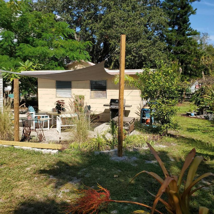 1 Beige Cozy Bungalow Or 1 White Cozy Efficiency Cottage In تيتوسفيل المظهر الخارجي الصورة