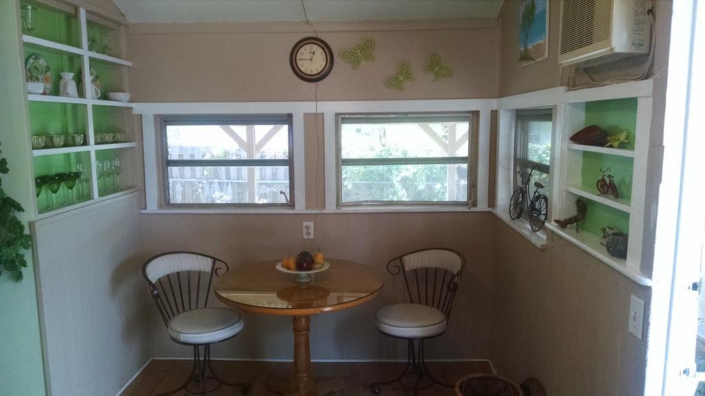 1 Beige Cozy Bungalow Or 1 White Cozy Efficiency Cottage In تيتوسفيل المظهر الخارجي الصورة