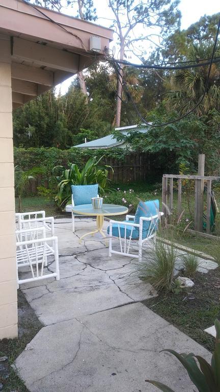 1 Beige Cozy Bungalow Or 1 White Cozy Efficiency Cottage In تيتوسفيل المظهر الخارجي الصورة